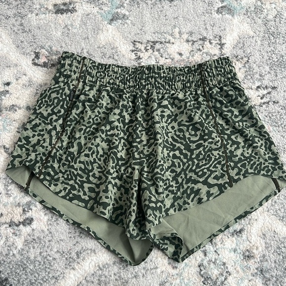 Athleta Pants - Athleta Printed Hustle 3” Shorts